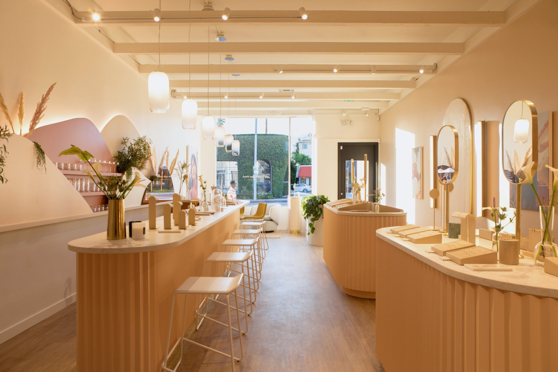 ath-thiet-ke-noi-that-showrom-trang-suc-2